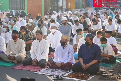 Anies Masih Pikir-pikir untuk Mengizinkan Warga Salat Ied di Area Terbuka