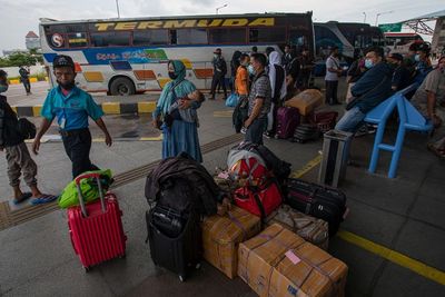 FOTO: Arus Mudik Terminal Pulo Gebang Jelang Masa Larangan Mudik