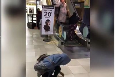 Netizen Kesal Usai Viral Video Tertawakan Rombongan yang Salah Naik Eskalator