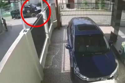 Detik-detik Mengerikan, Emak-emak Terpelanting Hingga Puluhan Meter Usai Tertabrak Pickup