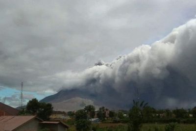 Sinabung Erupsi dengan Jarak 1500 Meter ke Arah Timur dan Tenggara, Gunung Tertutup Kabut