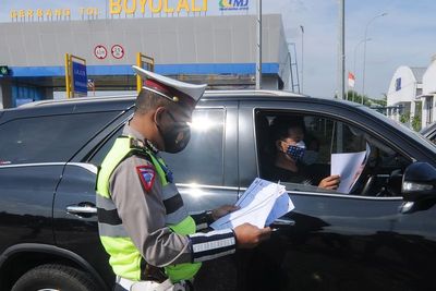 FOTO: Penyekatan Pemudik Awal di Exit Tol Boyolali