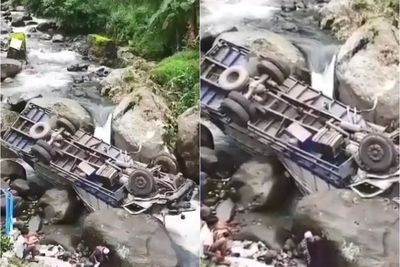 Mengerikan, Truk Terbalik Usai Terjun ke Sungai di Sitinjau Lauik, Bagian Roda ke Atas