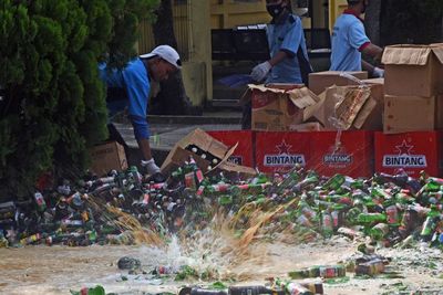 FOTO: Pemusnahan Miras Ilegal di Banten