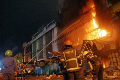 Foto Berita: Pemadam Kebakaran Kota Medan Berjibaku Padamkan Api dari Toko Mebel