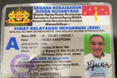 Pengemudi Pajero Ini Ngaku Jenderal Pertama Tentara Kekaisaran Sunda Nusantara