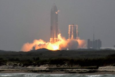 Roket SpaceX Milik Elon Musk Mendarat Sempurna Setelah 4 Kali Meledak