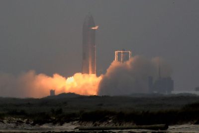 Untuk Pertama Kalinya, Roket Starship SpaceX Berhasil Mendarat Tanpa Meledak!