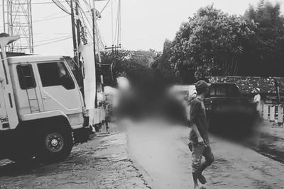 Tragis, Bocah Tewas Terlindas Truk di Jalan Dayeuhkolot, Terjatuh saat Dibonceng Ibunya