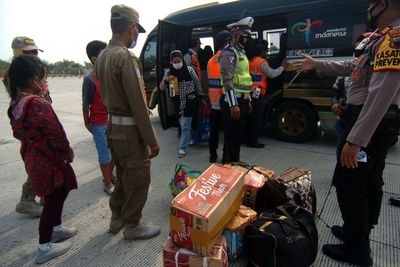 FOTO: Penumpang Travel Gelap Diturunkan di Jalan Tol