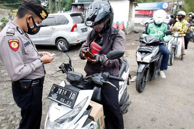 FOTO: Penyekatan Kendaraan Pemudik di Perbatasan Cianjur-Bogor