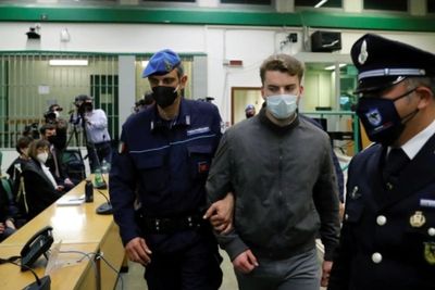 2 Mahasiswa yang Menikam Polisi Italia dengan Pisau Rambo Dipenjara Seumur Hidup