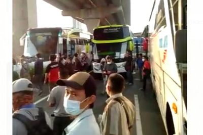Viral Rombongan Bus Berhenti di Tol Japek karena Penyekatan Mudik, Begini Faktanya