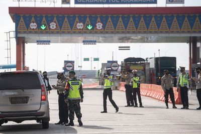 FOTO: Penyekatan Pemudik di Tol Kapal Betung