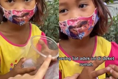 Pilu! Gadis Kecil ini Harus Mulung Cari Nafkah, Bahagia Saat Diberi Hadiah Oleh Netizen