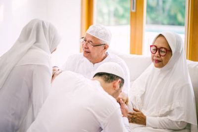 5 Cara Memuliakan Orang Tua Berdasarkan Alquran dan Hadis