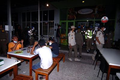 FOTO: Razia Jam Beroperasi dan Protokol Kesehatan