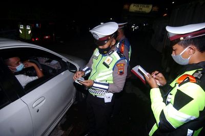 FOTO: Penyekatan Pemudik Malam Hari di Tegal
