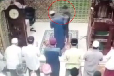 Imam Masjid Tiba-tiba Ditampar Pria Tak Dikenal Saat Pimpim Salat Subuh di Pekanbaru