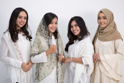 Dear Ladies yang Tidak Berhijab, Ini Dia Tips Tampil Santun di Hari Lebaran