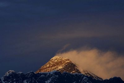 Karena COVID-19, Puluhan Pendaki di Gunung Everest Dievakuasi