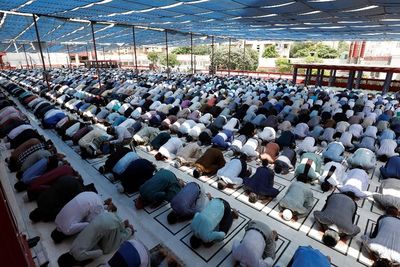 Menghadapi Gelombang Ketiga Pandemi, Masjid di Pakistan Tetap Penuh