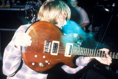 Rambut Pirang Milik Kurt Cobain akan DIlelang!