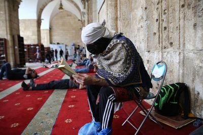 Potret Lelaki Sejati di Palestina yang Tetap Membaca Al-Quran di Tengah Serangan Israel