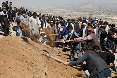 Puluhan Anak Tewas Setelah Ledakan di Luar Sekolah di Ibu Kota Kabul pada Hari Sabtu