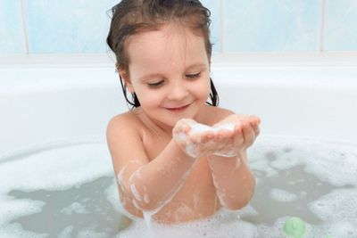 Umur Berapa Ajari Anak Tentang Privasi Soal Mandi? Ini Jawaban Psikolog