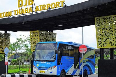 Tak Ada Penumpang, Sejumlah Porter di Bandara Jambi Beralih Jualan Kue: Kita Harus Makan