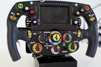 Belajar Tombol-tombol Kemudi Ferrari di F1 Bersama Carlos Sainz Jr!