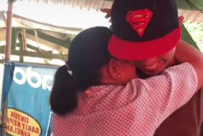 Jadi TKI 3 Tahun Tidak Pulang, Pria Ini Beri Kejutan untuk Ibunya, Bikin Netizen Nangis