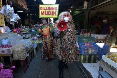 FOTO: Edukasi Larangan Mudik di Pasar Tradisional
