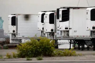 Lebih dari Setahun Pandemi, New York Terus Menyimpan Ratusan Mayat di Truk Berpendingin