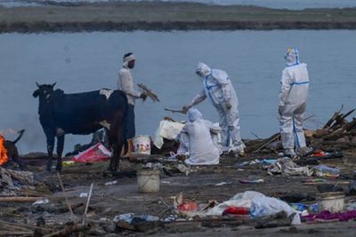 Lebih dari 40 Mayat Diduga Sebagai Korban Covid-19 Ditemukan Mengapung di Sungai Gangga