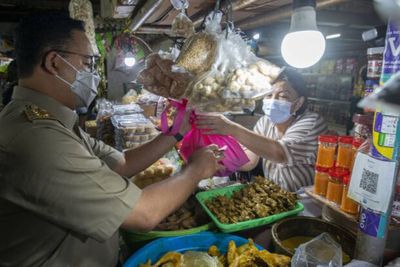 Cek Ketersediaan Pangan di Pasar Mayestik, Anies Borong Telor hingga Tempe