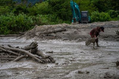 FOTO: Banjir Lumpur Terjang Desa Beka