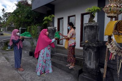 FOTO: Tradisi Ngejot Jelang Idul Fitri di Bali