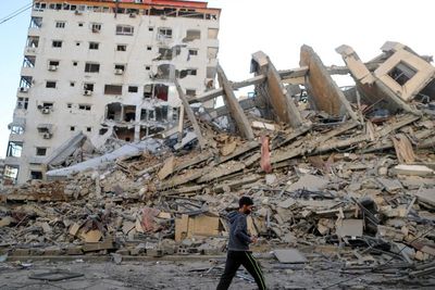 Apartemen 13 Lantai di Gaza ini Runtuh Setelah Dihantam Serangan Udara Israel