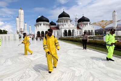FOTO: Penyemprotan Disinfektan di Masjid Raya Baiturrahman