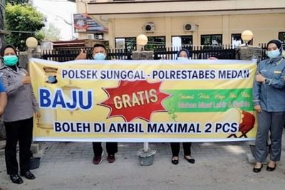 Sambut Hari Raya Idul Fitri, Polsek Sunggal Gratiskan Warga Pilih 2 Potong Pakaian