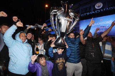FOTO: Setan Merah Tumbang, Fans Manchester City Rayakan Kemenangan Liga Premier