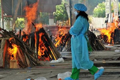 Wanita Muslim Ini Bagikan APD & Lakukan Ritus ke Pria Hindu yang Meninggal Akibat Covid-19