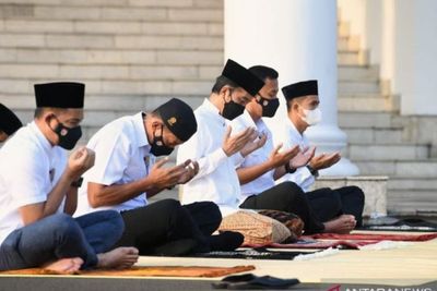 Jokowi Salat Id di Halaman Istana Bogor, Anggota Paspampres Jadi Imam dan Khatib