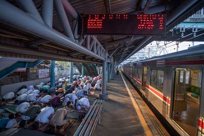 FOTO: Shalat Idul Fitri di Stasiun Kereta Api