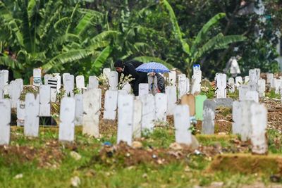 FOTO: Ziarah Makam COVID-19 di Jakarta
