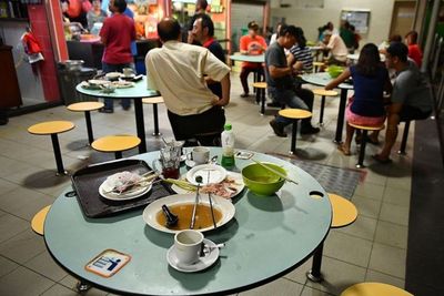 Catat! Pengunjung Singapura Didenda Rp3 Juta Jika Tak Bersihkan Meja Makan di Food Court