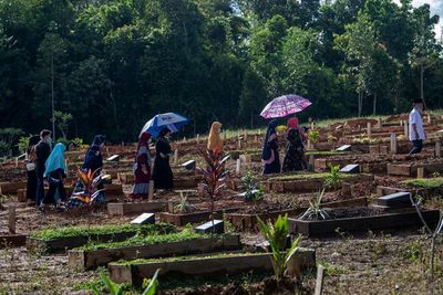 FOTO: Ziarah Makam COVID-19 di Palembang