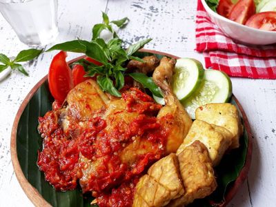 Hari Ini Buat Ayam Penyet Yuk Guys!